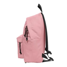 Profilo dello zaino rosa che mostra la tasca frontale e i cordini neri delle cerniere.