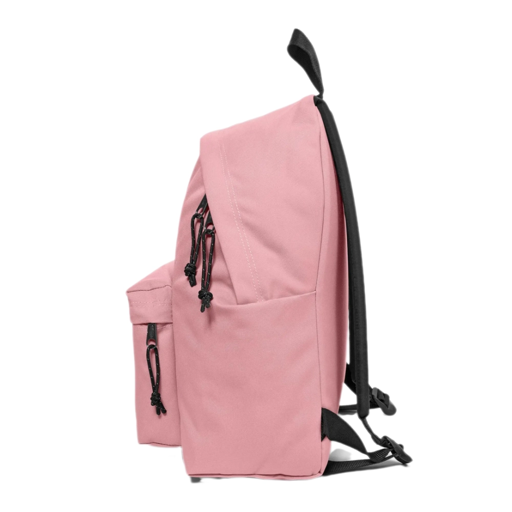 Profilo dello zaino rosa che mostra la tasca frontale e i cordini neri delle cerniere.