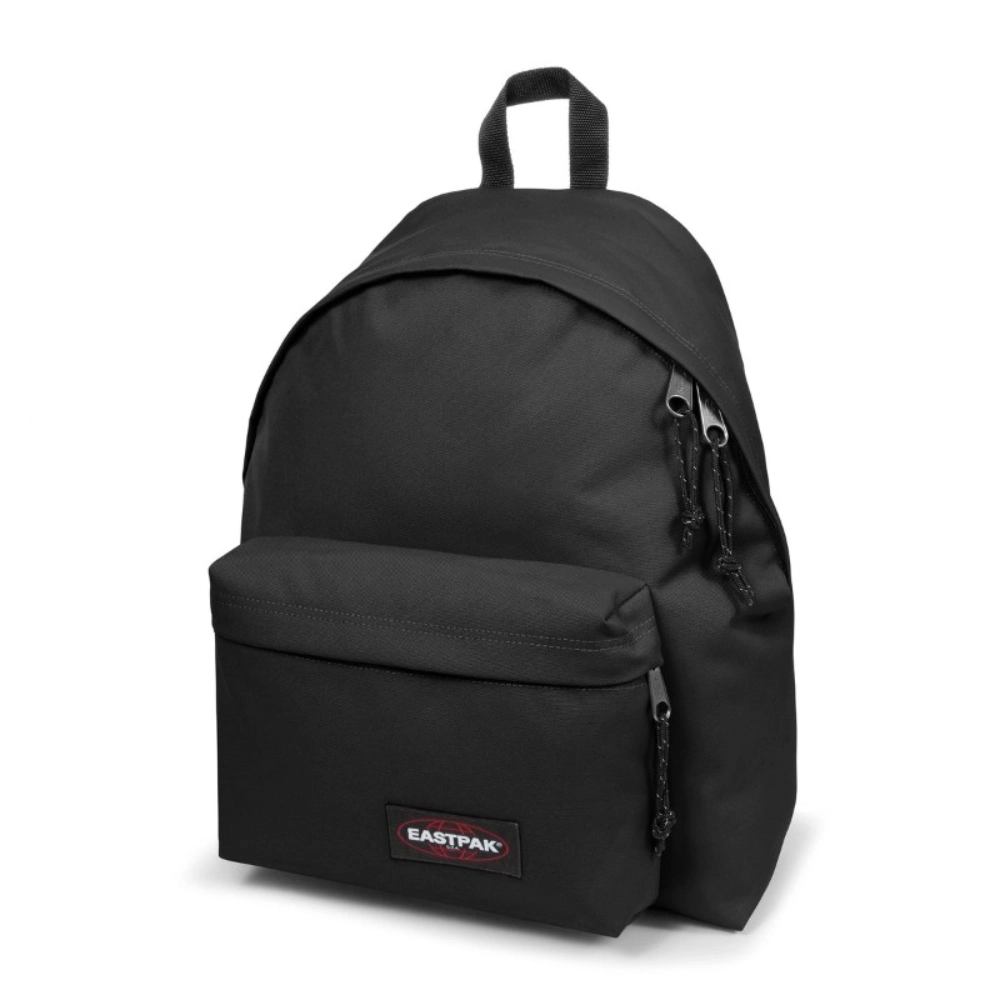 Zaino nero in tessuto resistente con doppia cerniera sullo scomparto principale.