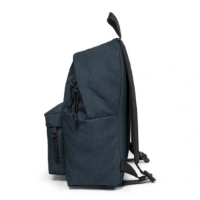 Profilo dello zaino blu denim che mostra lo spessore della tasca frontale e degli spallacci.