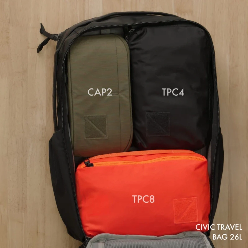 Cubi divisori di varie misure inseriti perfettamente in uno zaino da viaggio.