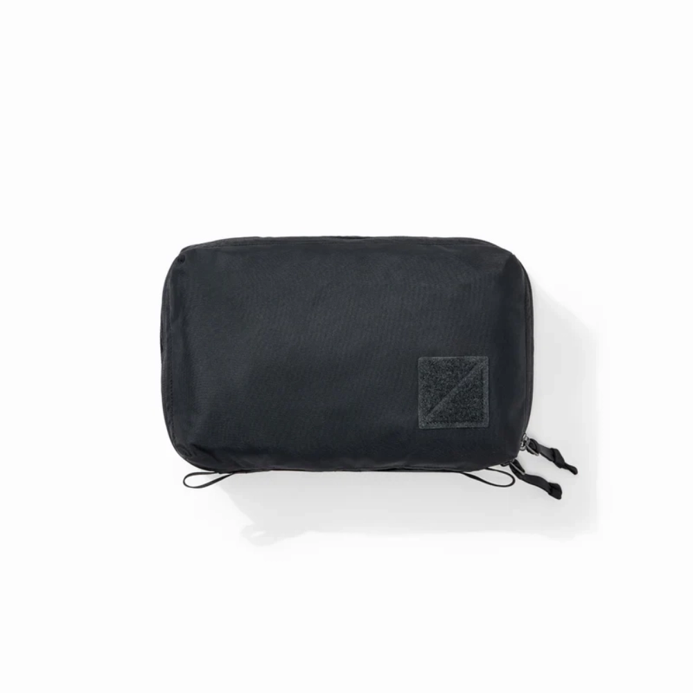 Organizer per valigia rettangolare nero piatto con inserto a strappo.