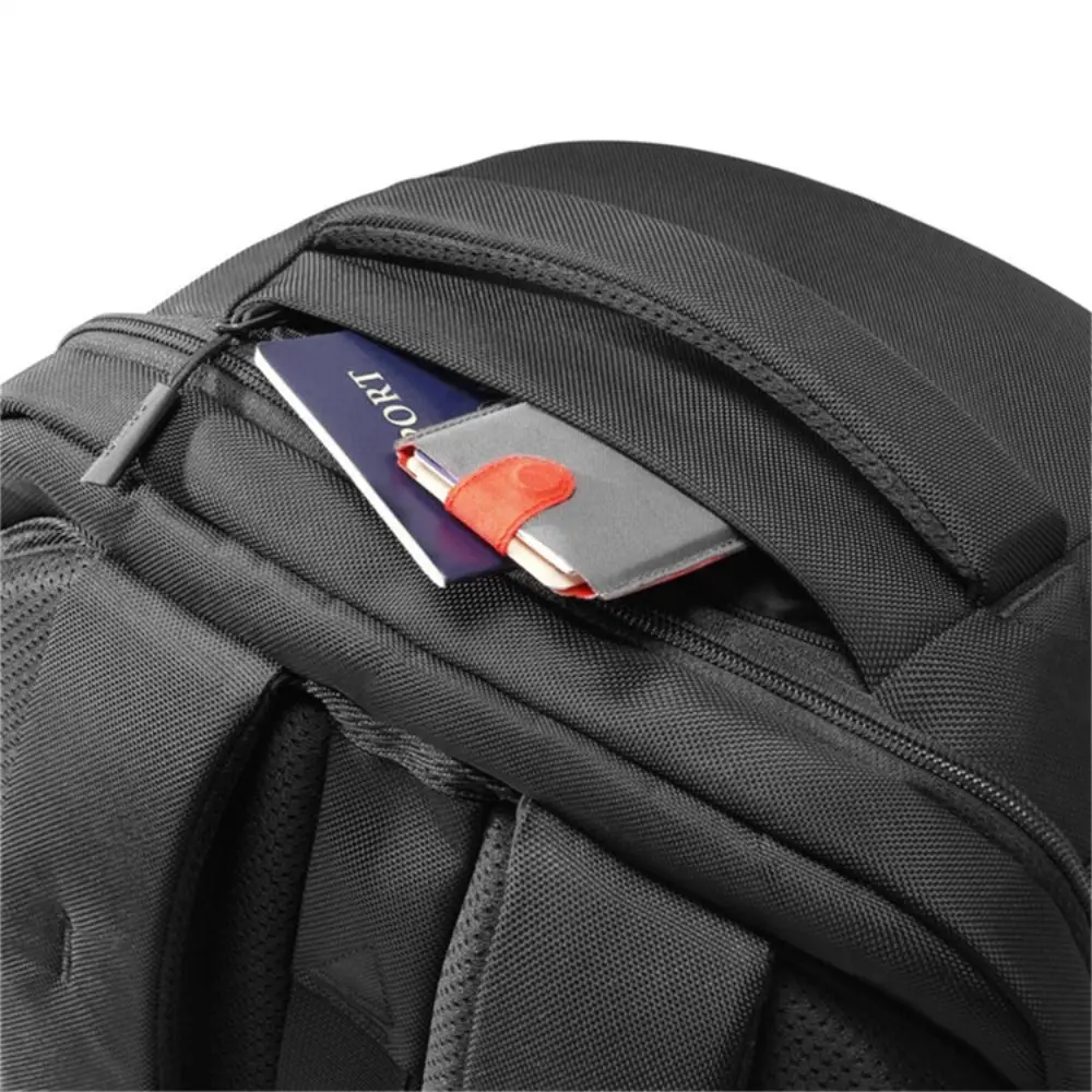 Tasca esterna di facile accesso con zip contenente passaporto e portadocumenti.