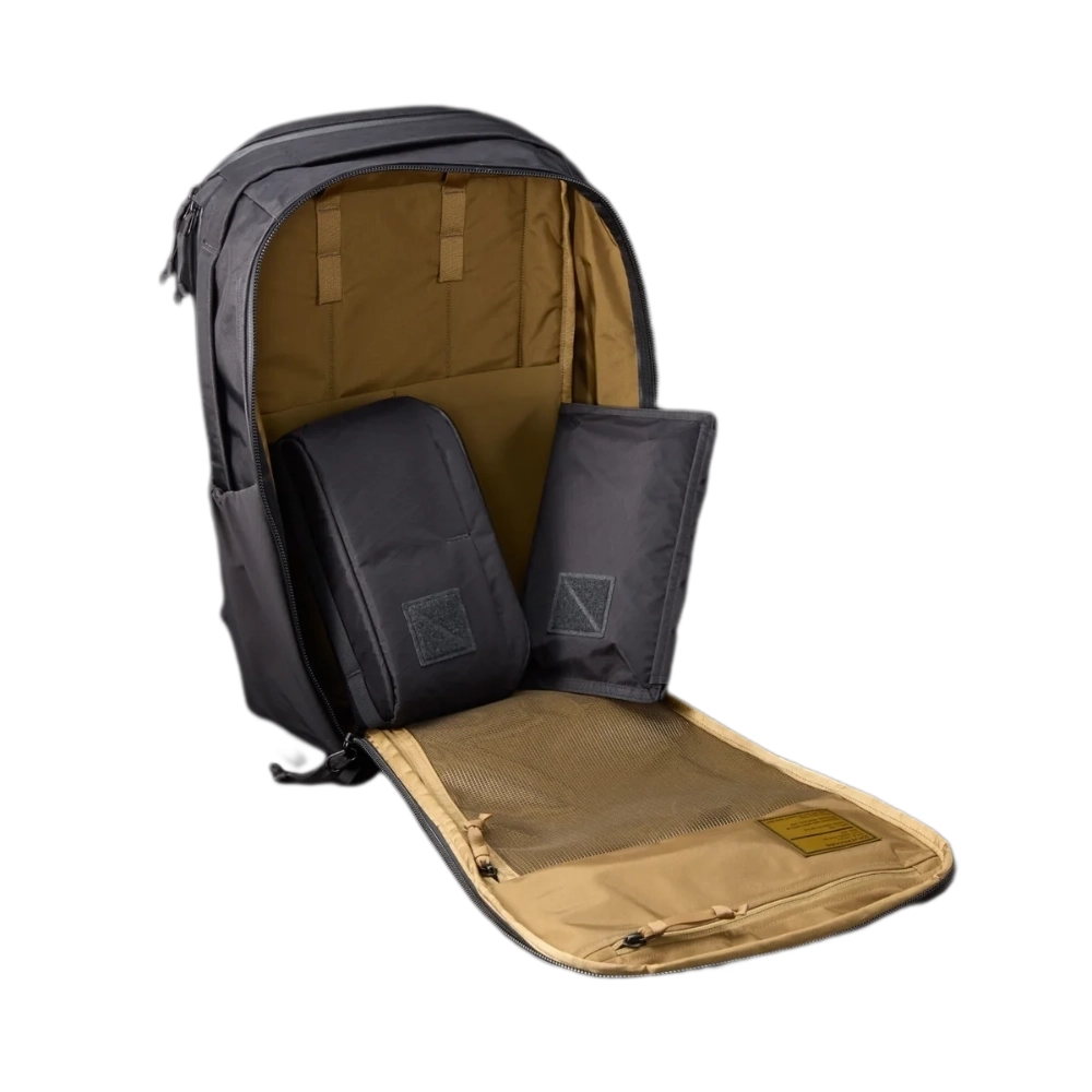 Scomparto principale con apertura a valigia, fodera a contrasto e tasche organizzative in rete.