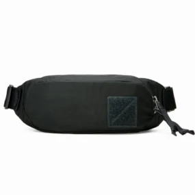 Vista frontale del marsupio nero con pannello in velcro frontale e tirazip con cordino.