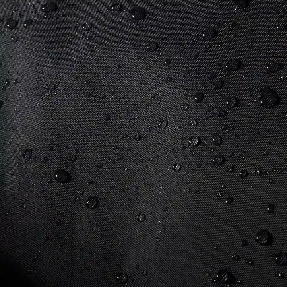 Superficie in tessuto tecnico X-Pac nero idrorepellente con gocce d'acqua.
