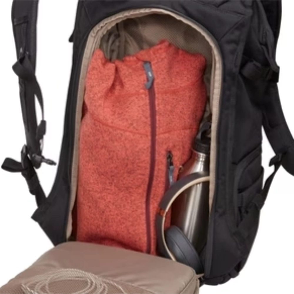 Scomparto interno aperto senza custodia fotografica, utilizzato come zaino quotidiano per abbigliamento e accessori.
