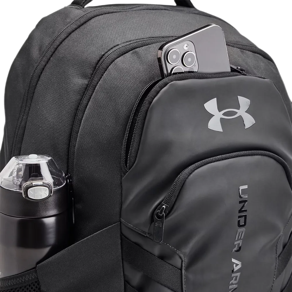 Tasca superiore foderata con zip per smartphone e tasca laterale in rete per borraccia.