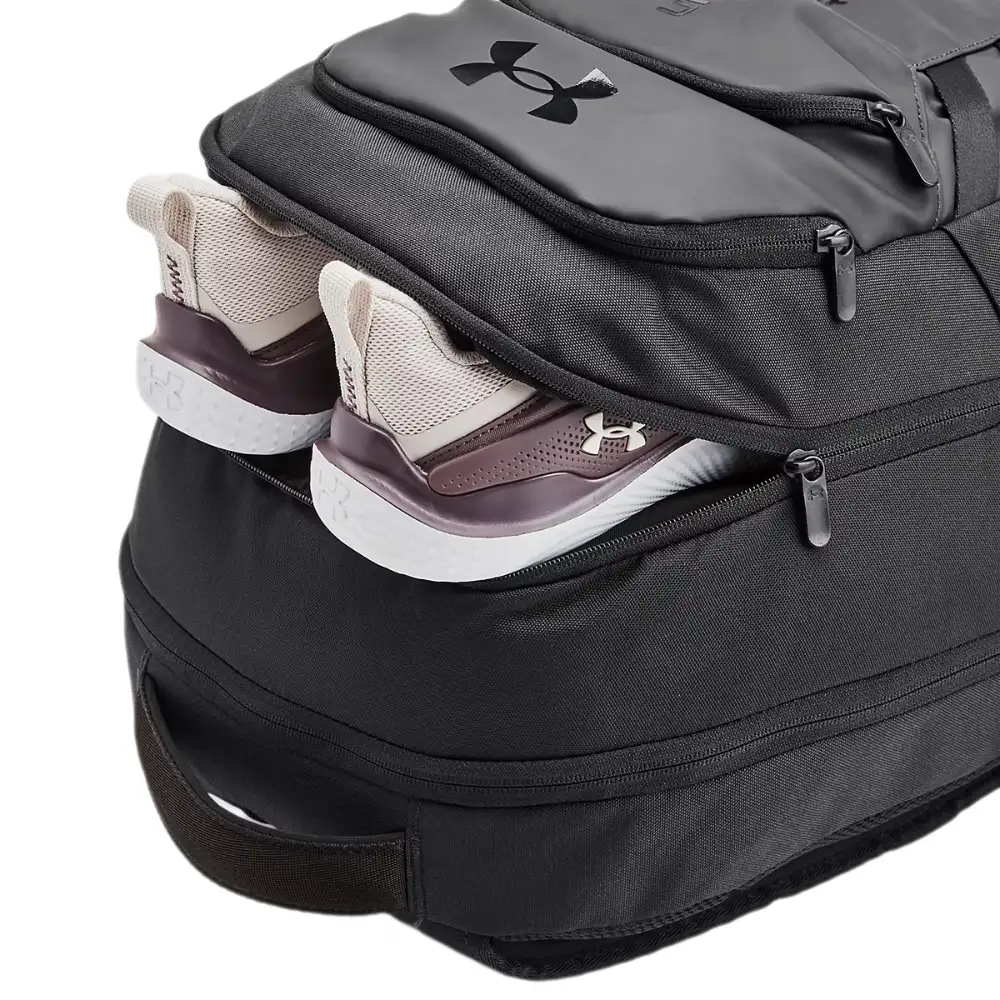 Tasca sul fondo con chiusura a zip, ideale per trasportare un paio di scarpe.