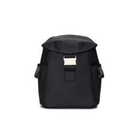 Zaino Rains Valera Bucket Backpack M nero con chiusura a patta e fibbia metallica frontale.