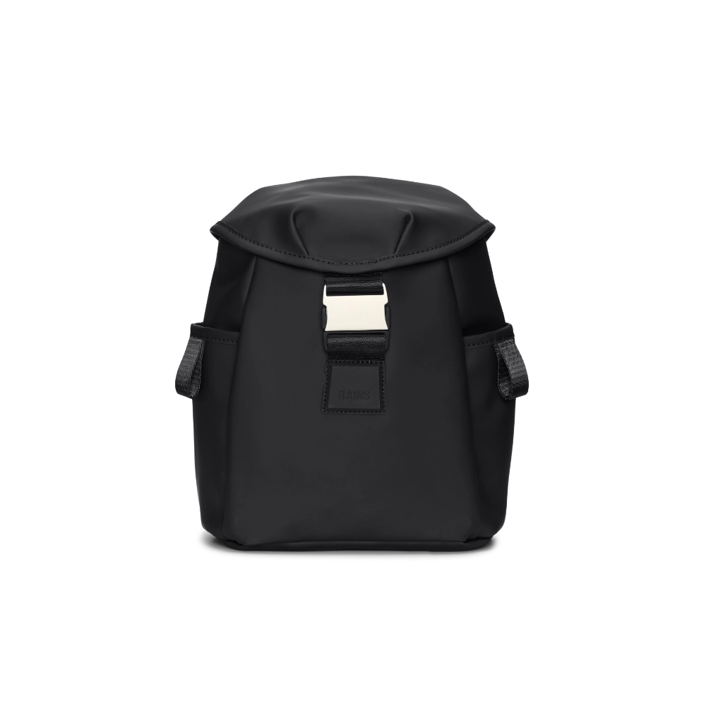 Zaino Rains Valera Bucket Backpack M nero con chiusura a patta e fibbia metallica frontale.