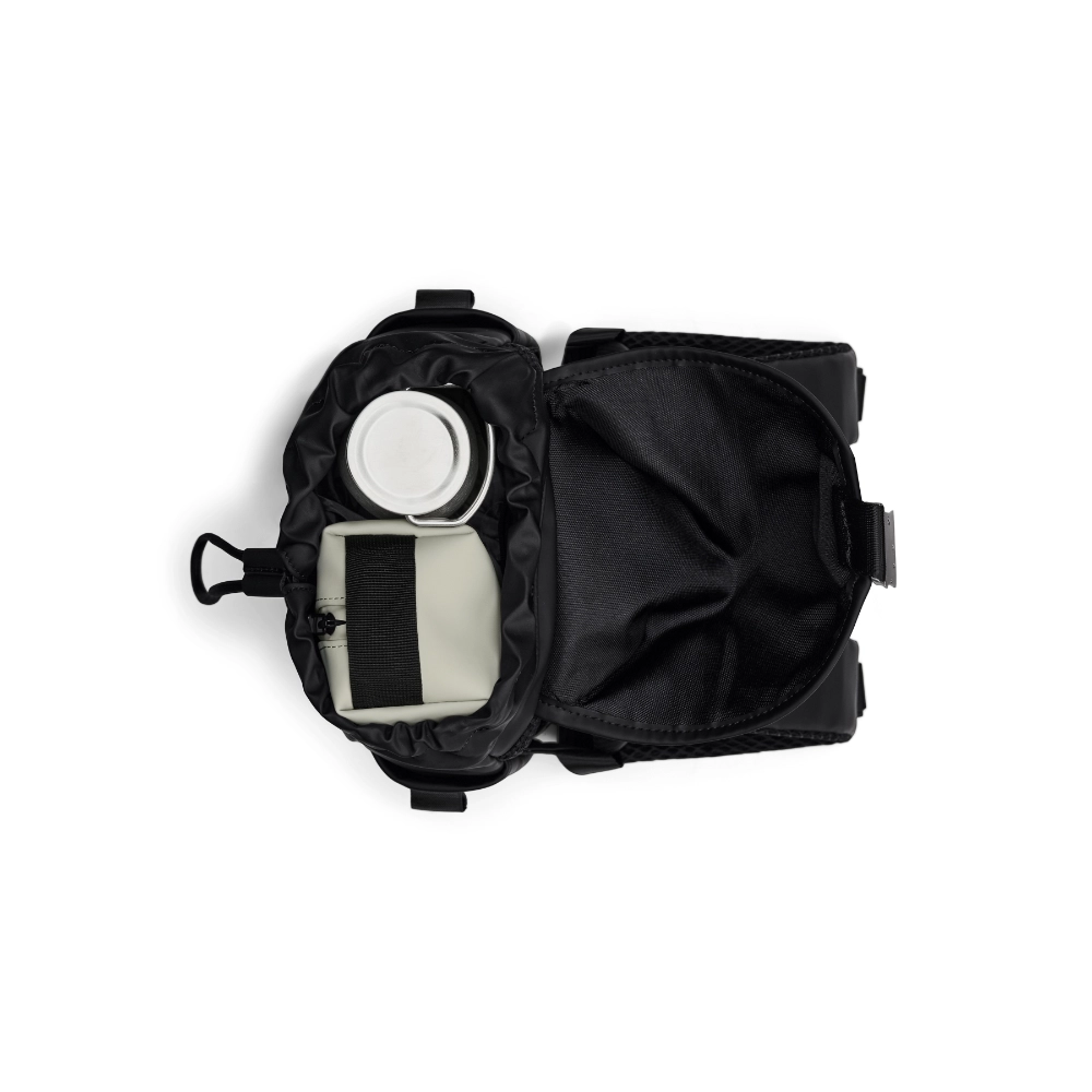 Scomparto interno aperto con chiusura a coulisse, organizzato per contenere borraccia e astuccio.