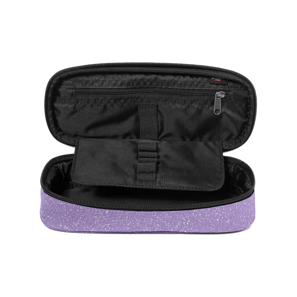 Interno dell'astuccio Eastpak Oval Single viola aperto, con organizer per penne e tasca interna con zip