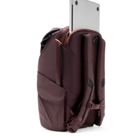 Scomparto posteriore con laptop inserito dall'alto e spallacci imbottiti.