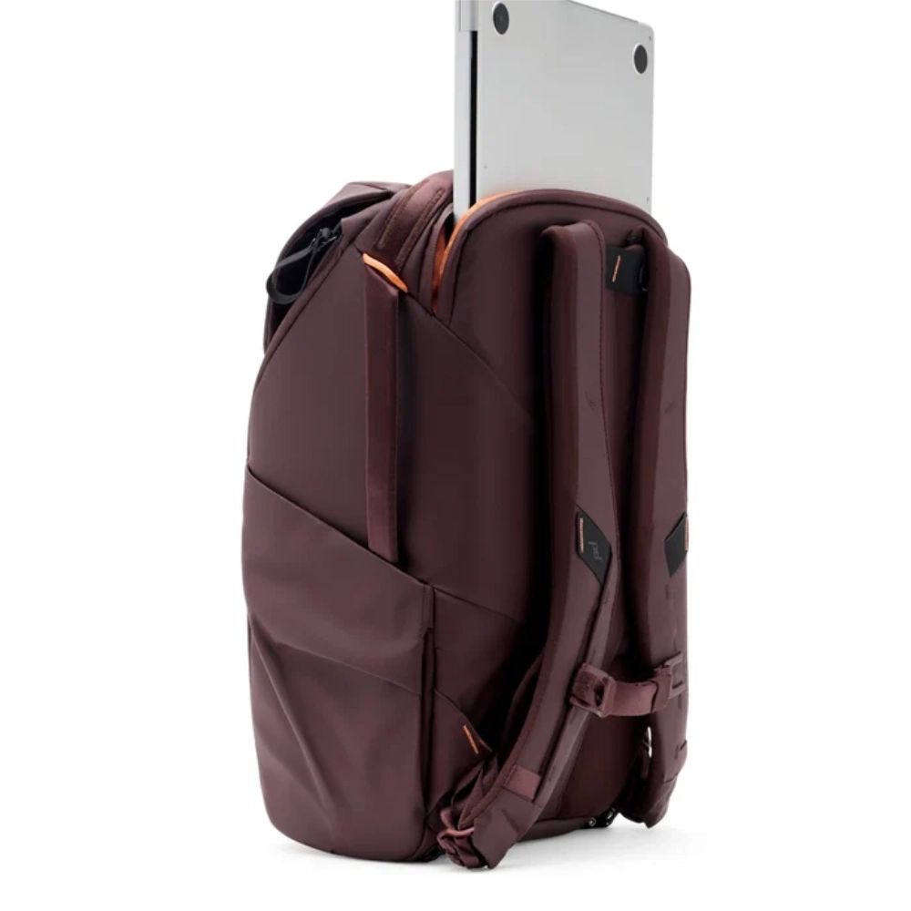 Scomparto posteriore con laptop inserito dall'alto e spallacci imbottiti.