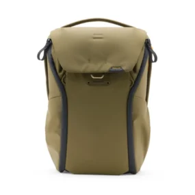 Zaino fotografico Peak Design Everyday Backpack 20L Kelp. Vista frontale con chiusura a patta superiore.