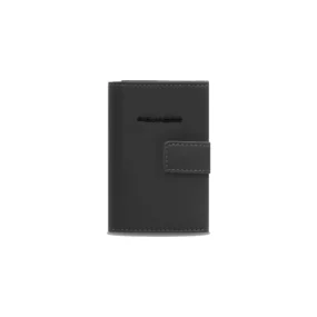 Piquadro Blue Square nero portacarte in pelle con chiusura a bottone.