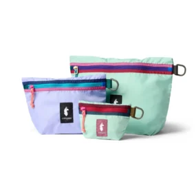 Set 3 astucci organizer Cotopaxi Cubo Pouch Del Día multicolore in nylon con chiusura a zip.