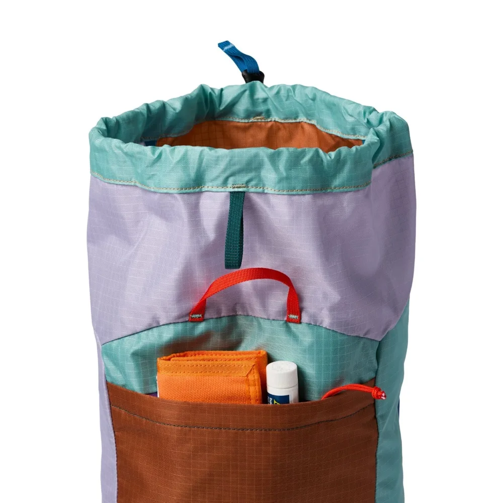 Chiusura superiore a coulisse e scomparto frontale per accedere agli oggetti.