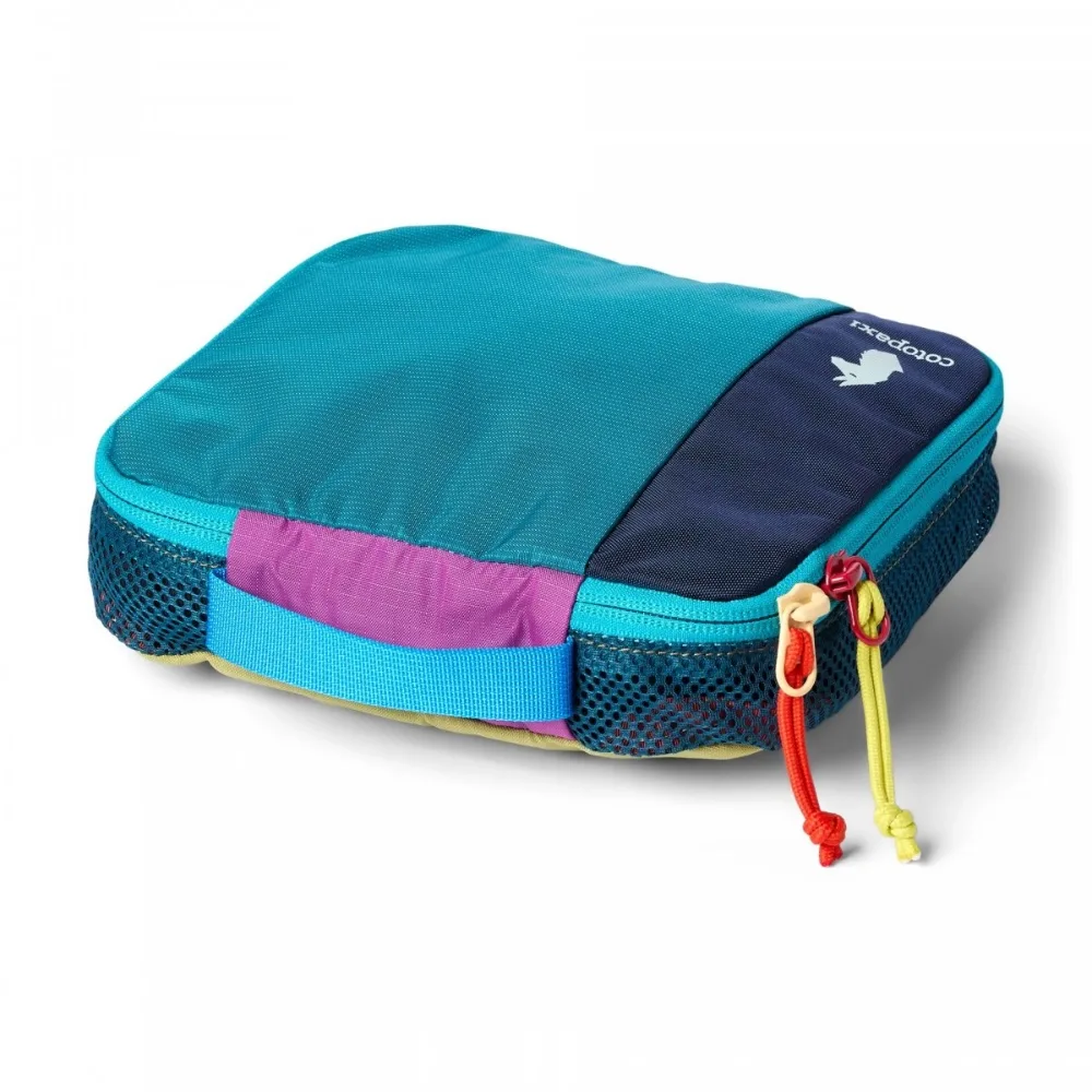 Dettaglio della chiusura a doppia zip con tiretti multicolore sull'organizer compatto.